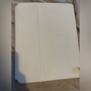 I am selling this white magic keyboard from apple that goes with the iPad Pro